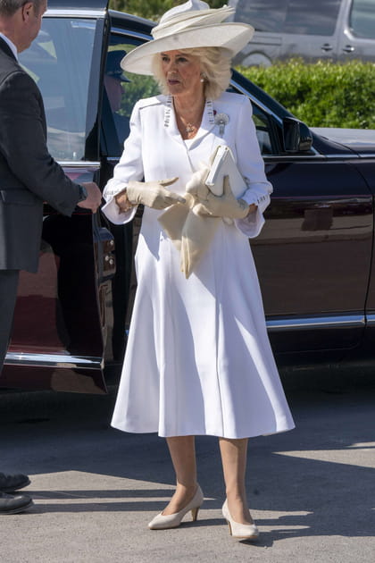 Camilla Parker-Bowles en robe longue blanche et chapeau immaculé