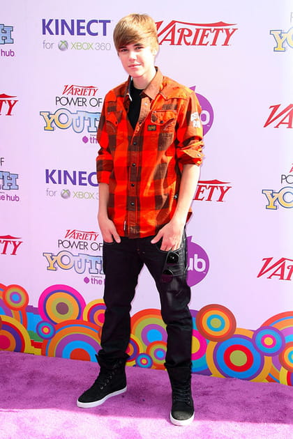 Justin Bieber en chemise à carreaux et pantalon noir