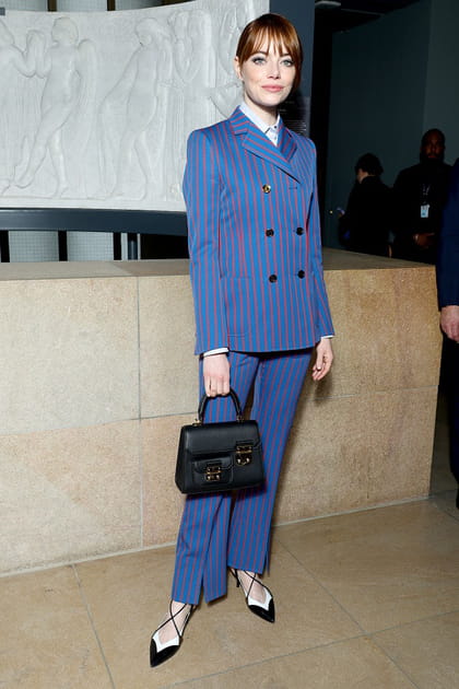 Emma Stone en ensemble de costume bleu à rayures rouges et escarpins bicolores au défilé Louis Vuitton