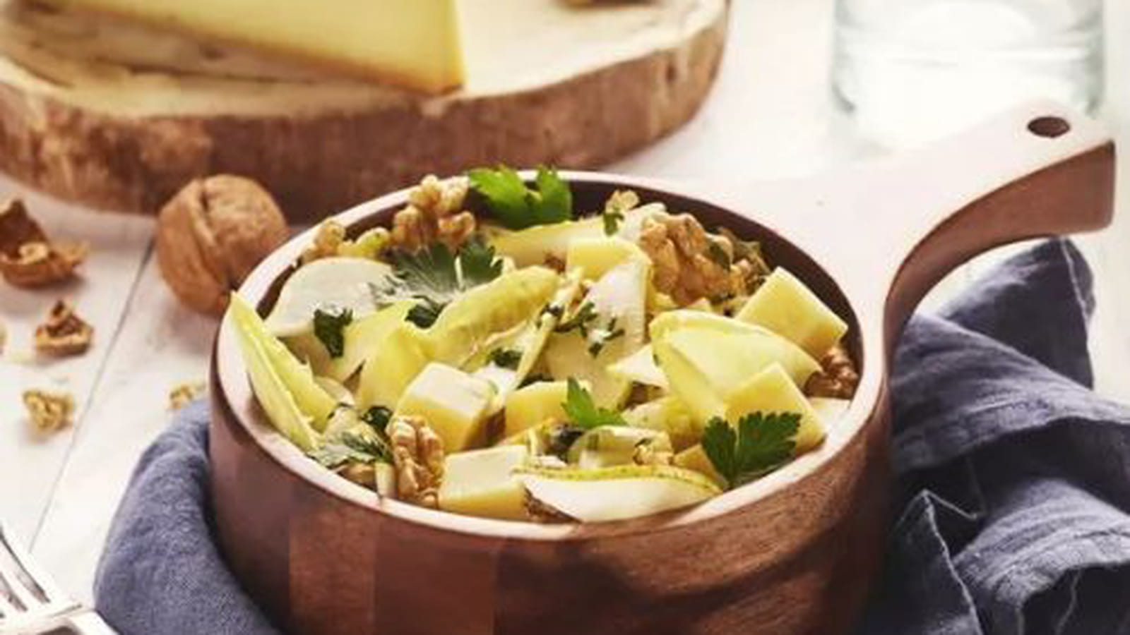Salade d’endives, dés de Raclette de Savoie, poire fraîche et vinaigrette aux noix