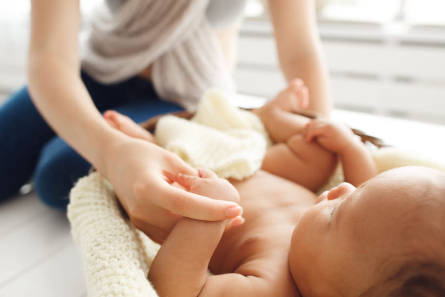 Massage bébé : comment s'y prendre, quels bienfaits ?