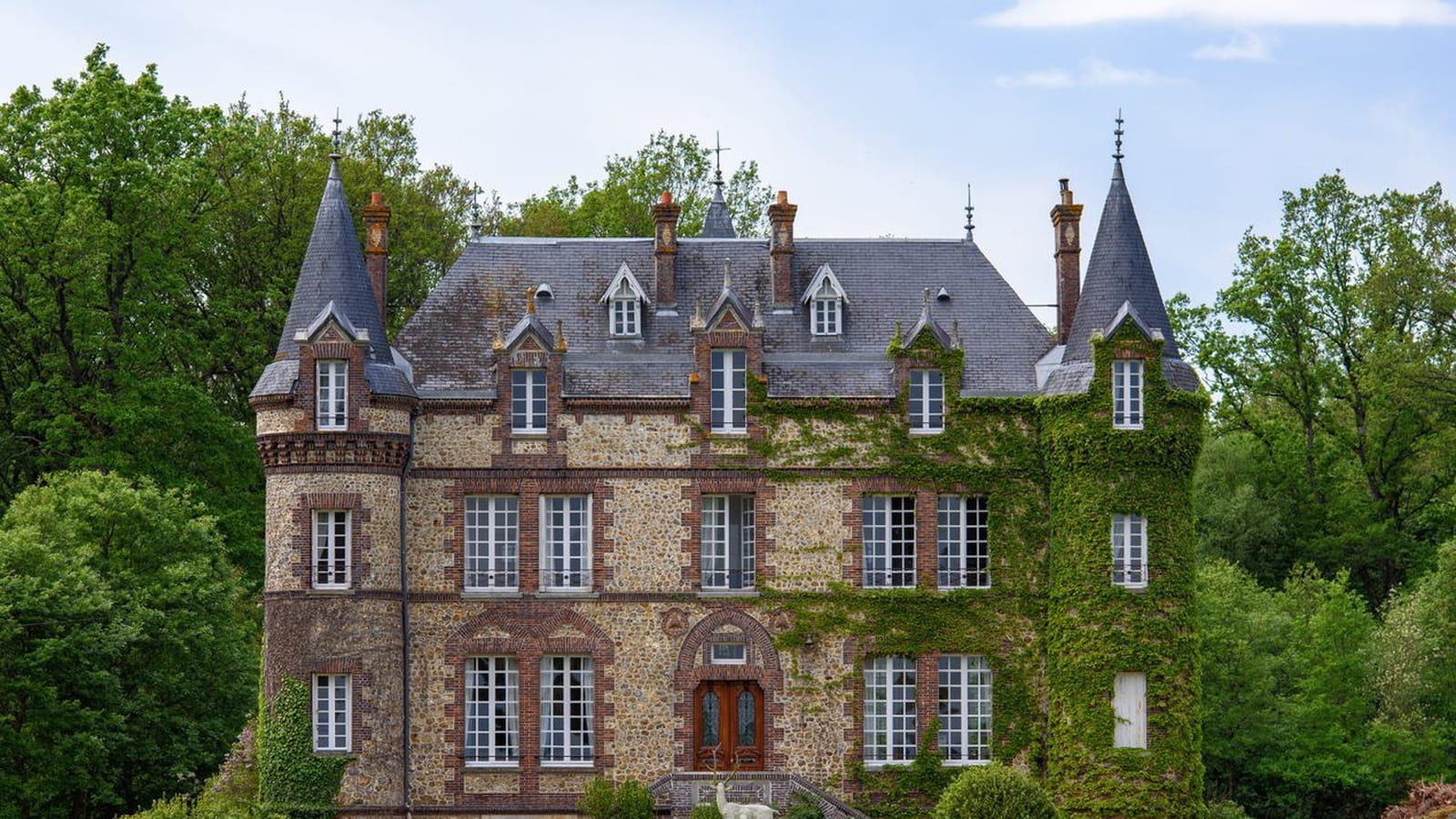 3. Un château dans la forêt près du Perche