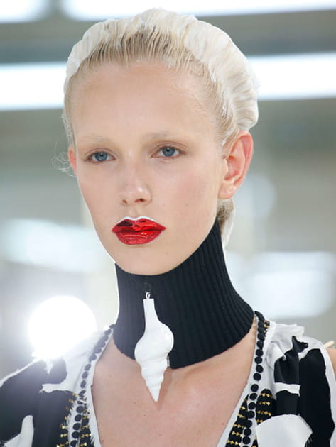 La bouche chrom&eacute;e du d&eacute;fil&eacute; Maison Margiela