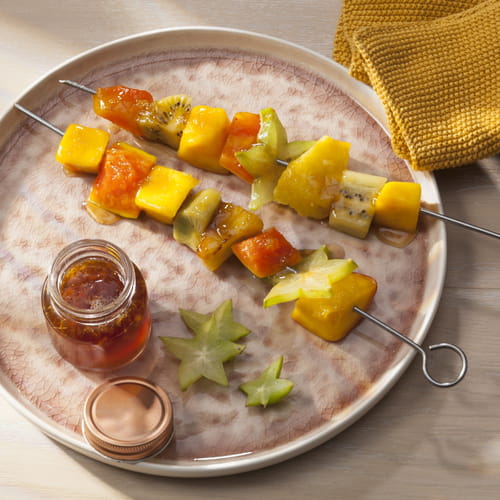Brochettes de fruits exotiques rôtis et caramel au gingembre