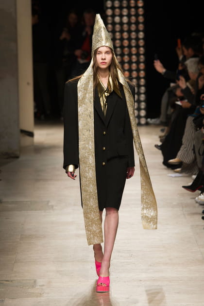 La coiffe pointue-&eacute;charpe dor&eacute;e du d&eacute;fil&eacute;&nbsp;Vivienne Westwood
