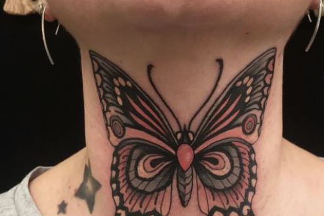 Papillon coloré sur le cou