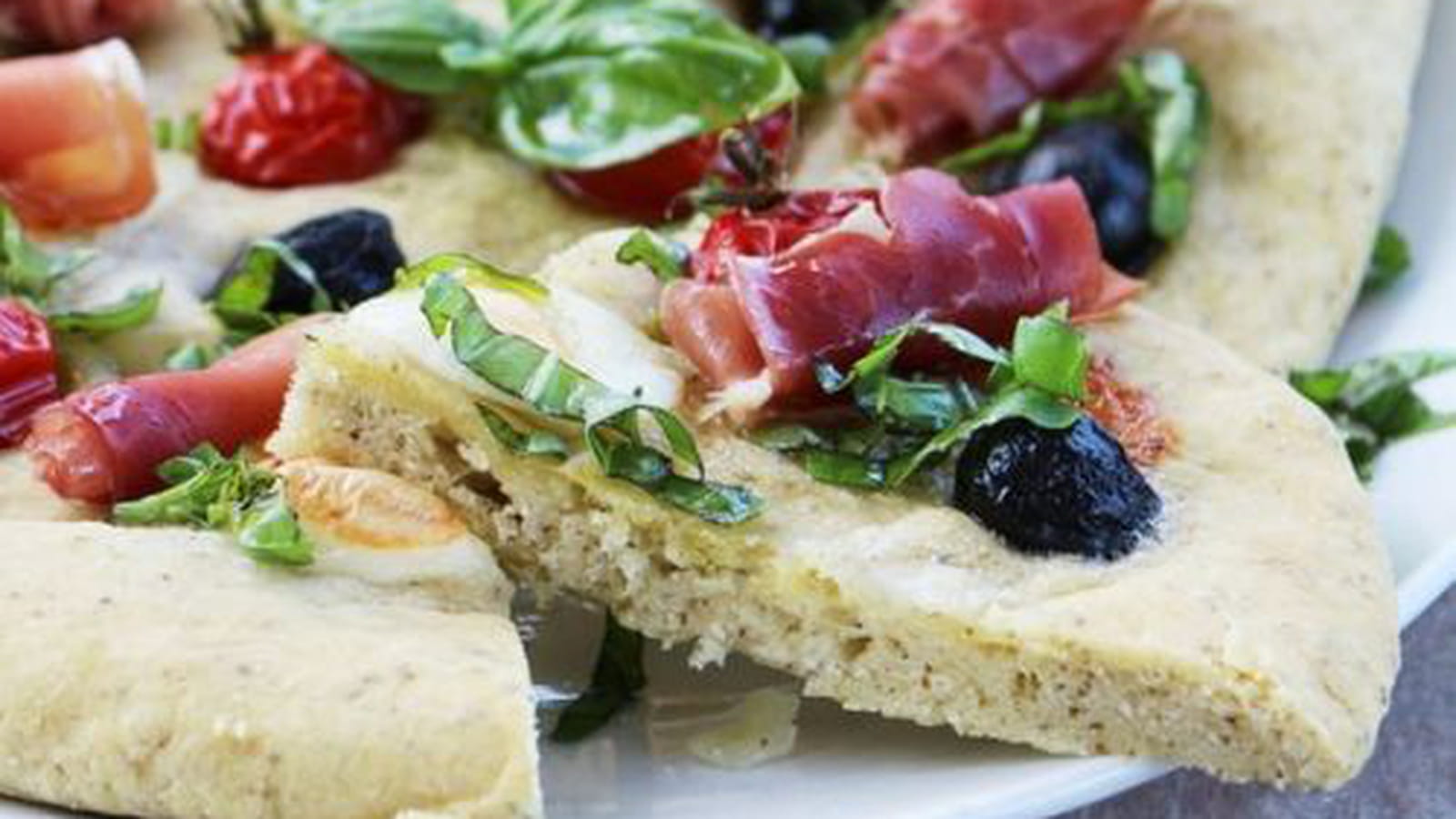 Focaccia mozzarella, tomates, jambon fin italien et olives noires Bio