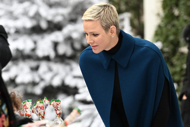 Charlene de Monaco distribue des cadeaux de Noël au palais