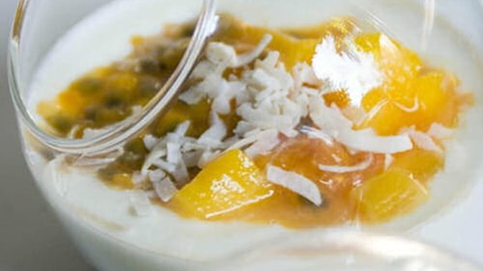 Verrines légères à la mangue, aux fruits de la passion et au fromage blanc