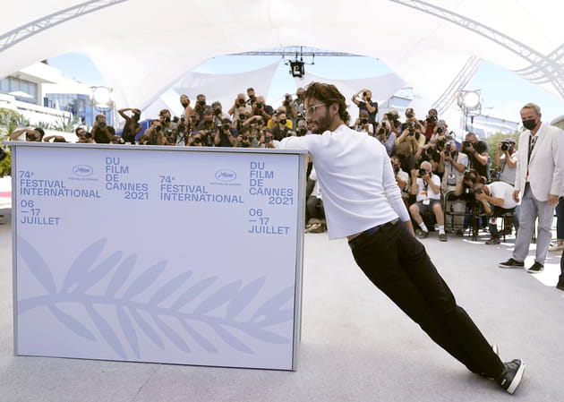 Pierre Niney s'incline face aux photographes