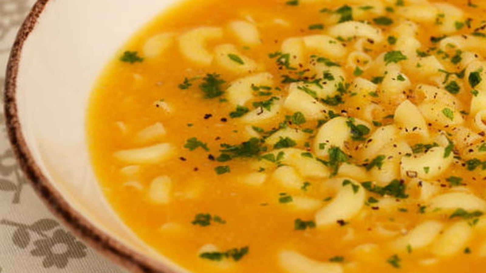 Potage de poireaux et carottes au parmesan avec leurs pâtes coquillettes
