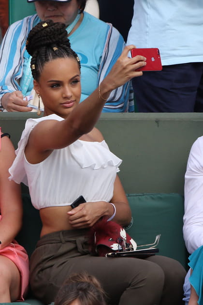 Alicia Aylies n'y va pas de main morte