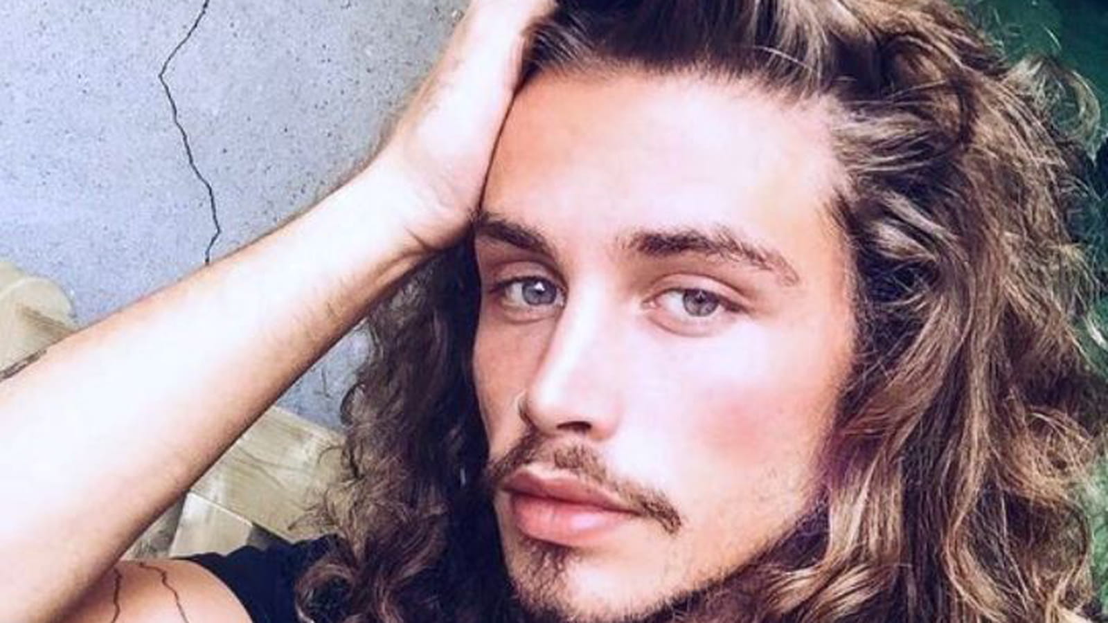 Cheveux longs bouclés