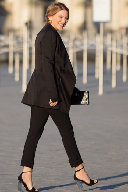 L&eacute;a Seydoux en costume noir Louis Vuitton et escarpins &agrave; talons transparents