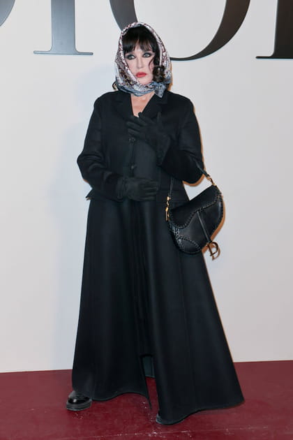 Isabelle Adjani en manteau long noir et bottes rangers