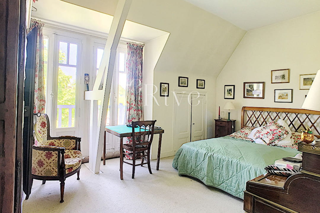 Avant : une chambre sous les poutres