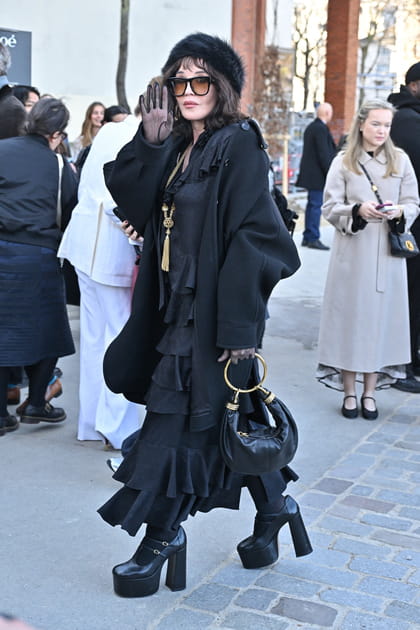 Isabelle Adjani en robe à volants et chapka noire