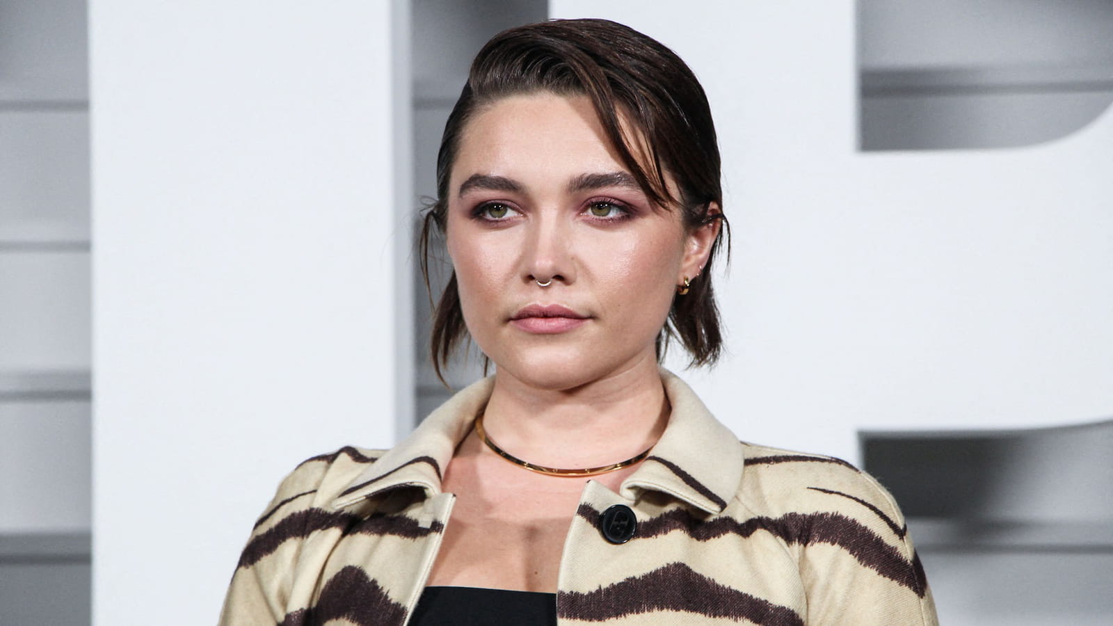 Florence Pugh, brune