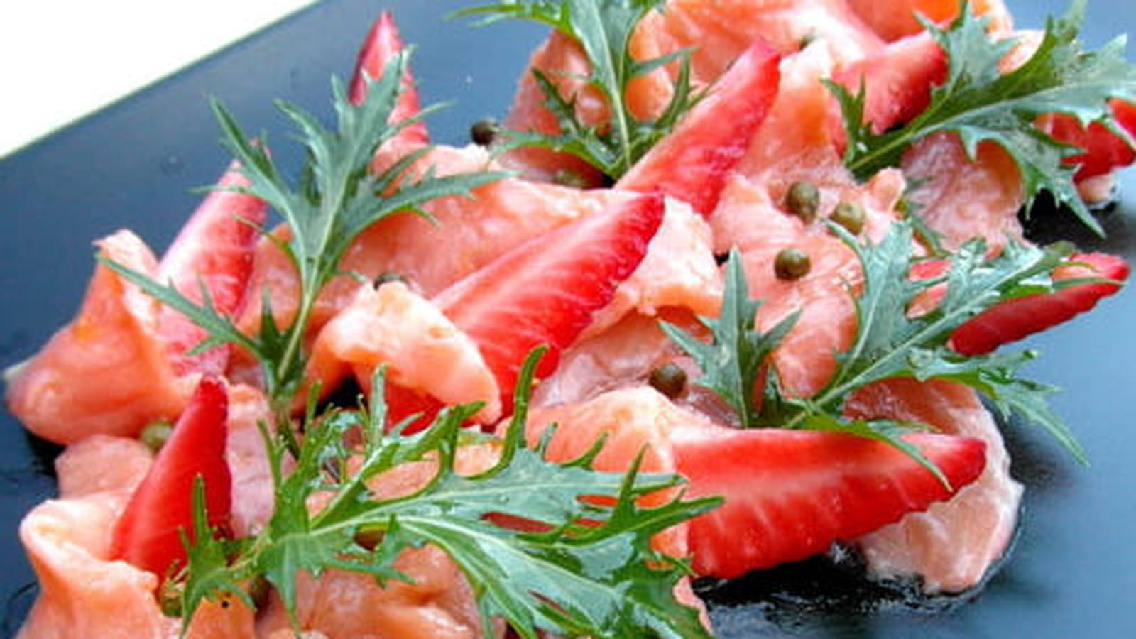 Carpaccio de saumon, fraises et poivre vert, sauce aux agrumes