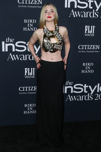 Elle Fanning en jupe noire et crop top Balmain