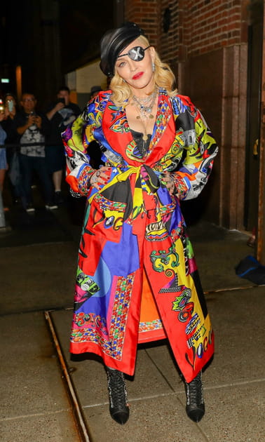 Madonna en manteau imprim&eacute;