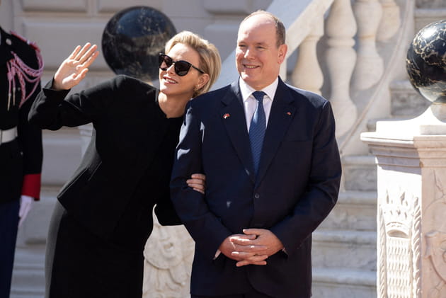 Albert et Charlene de Monaco saluent la foule en attendant la venue du pr&eacute;sident chinois