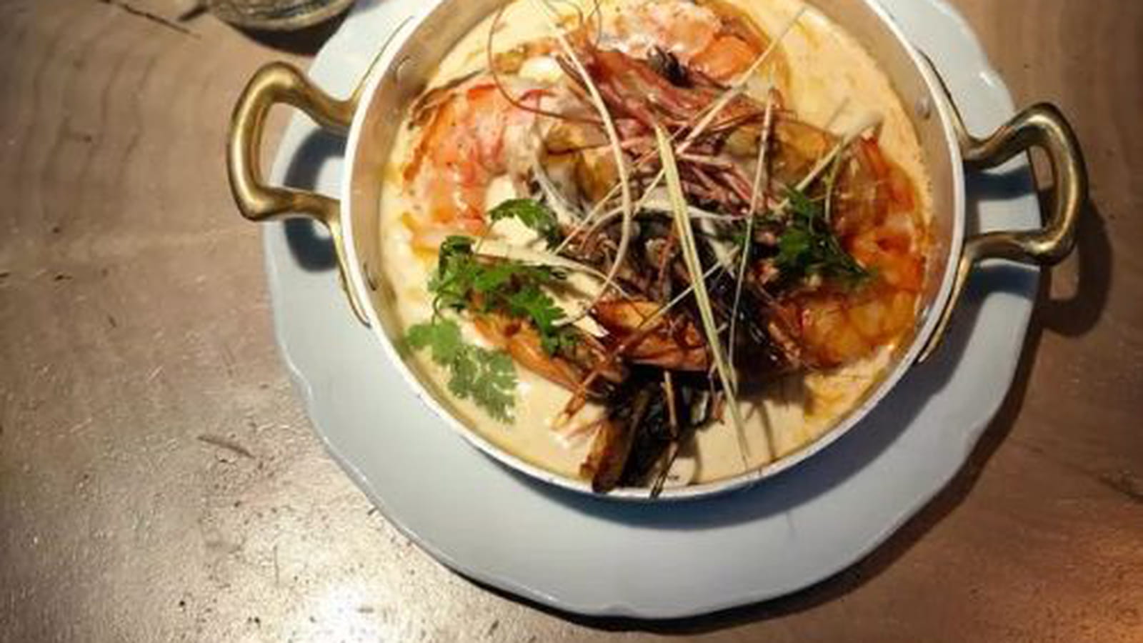 Gambas en cassolette, lait de coco citronnelle, et riz créole & Old Kaffir