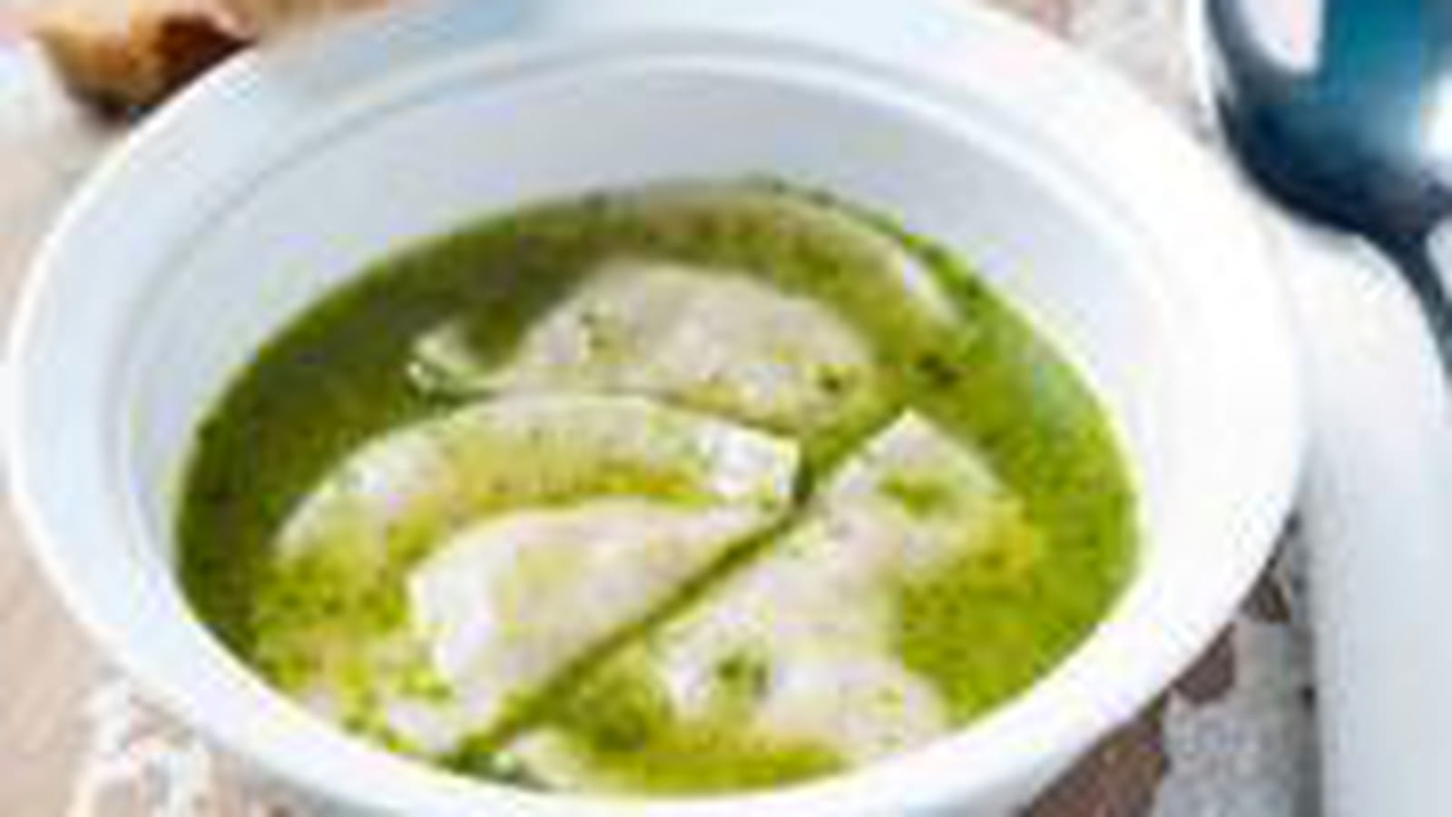 Ravioles de camembert et son bouillon au pistou de Flora Mikula