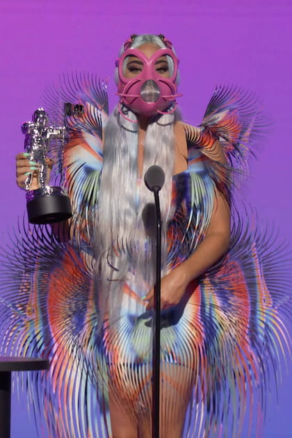Lady Gaga en costume papillon et masque