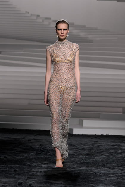 Longue robe transparente et sous-v&ecirc;tements m&eacute;tallis&eacute;s&nbsp;aper&ccedil;us&nbsp;sur le d&eacute;fil&eacute; Versace