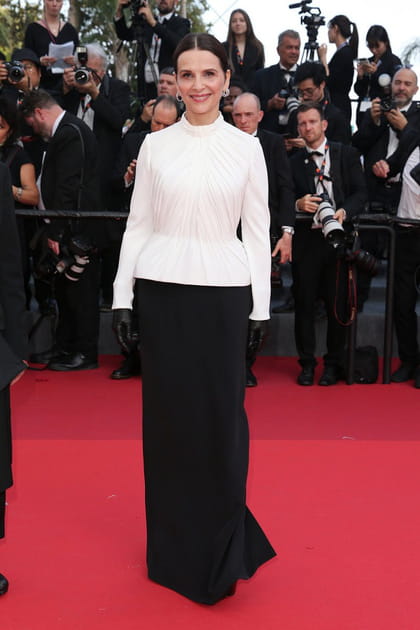 Juliette Binoche en tailleur drap&eacute; et jupe noire Dior