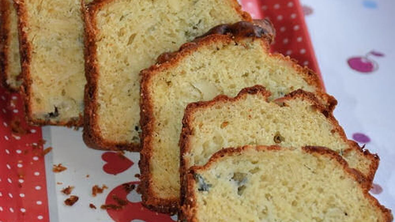 Cake au roquefort, miel et amandes effilées