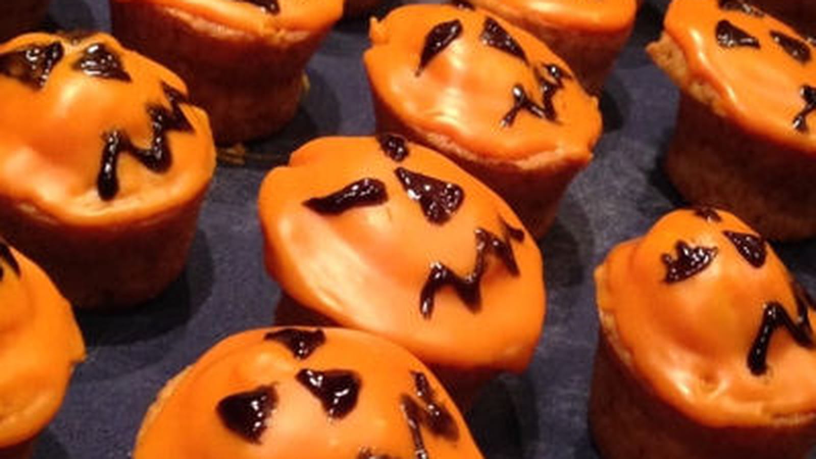 Muffins vanille chocolat blanc orange d'Halloween