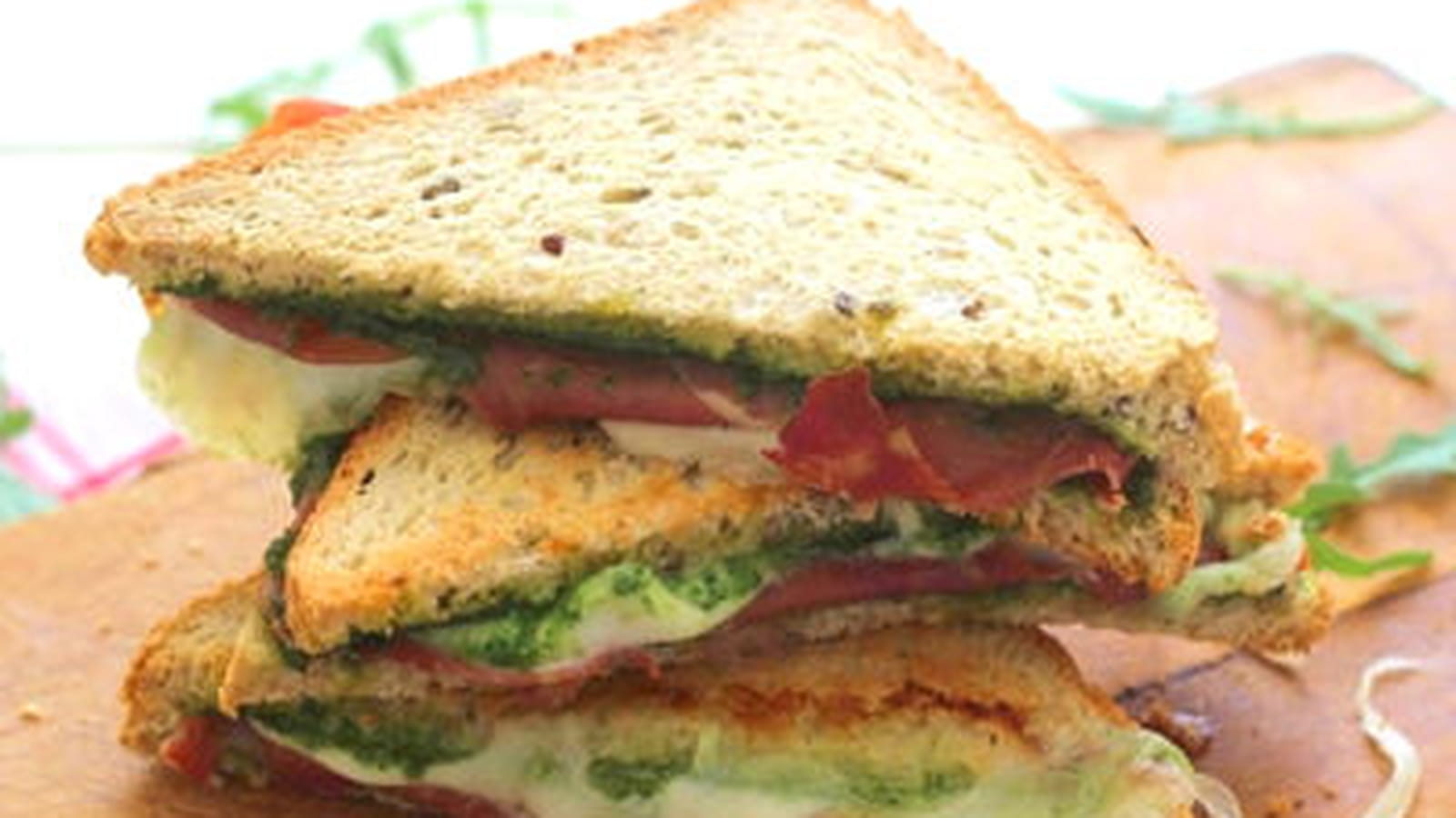 Croque-monsieur au four au jambon de parme, mozzarella et pesto de roquette