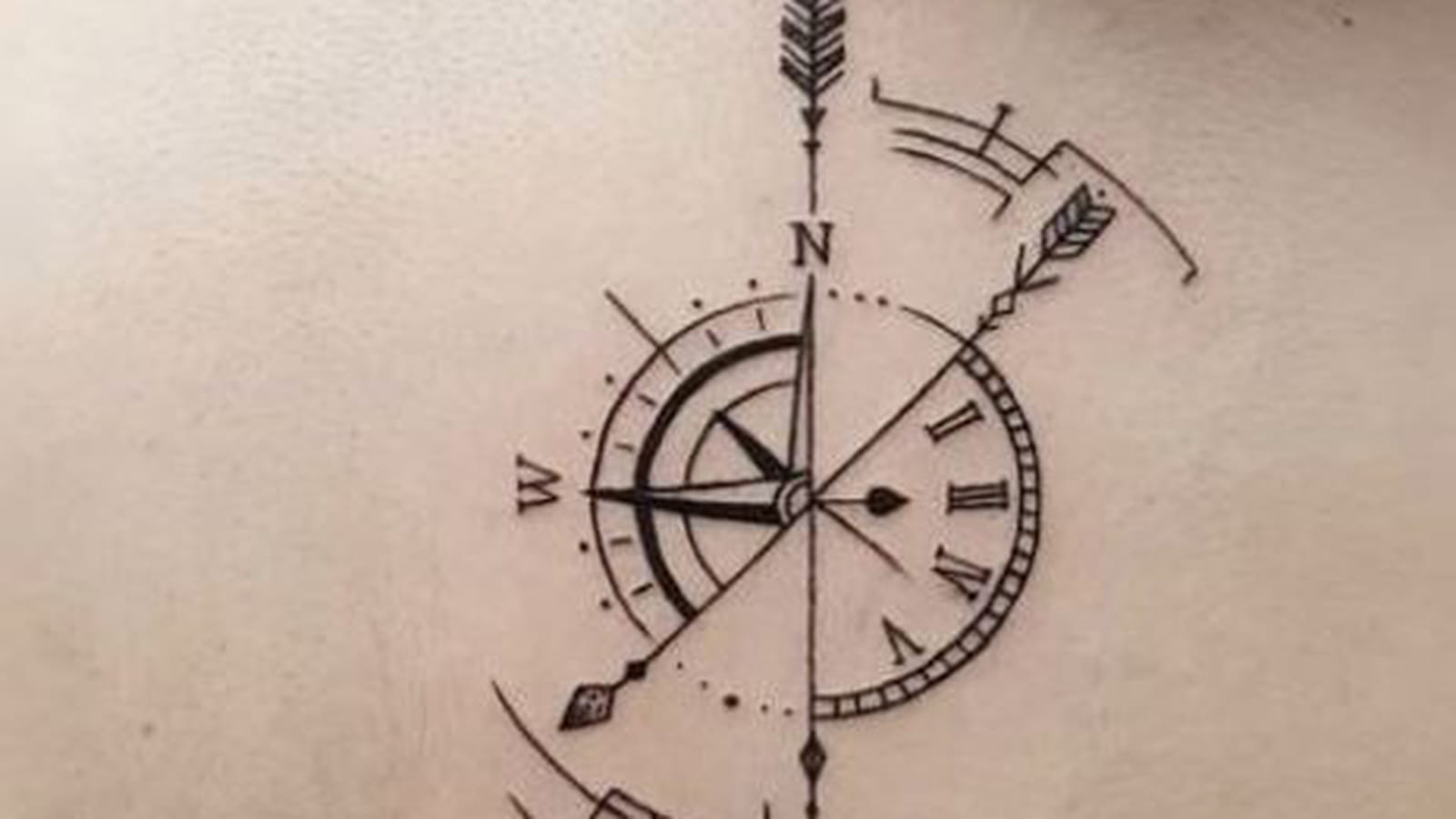 Horloge et boussole dans le dos