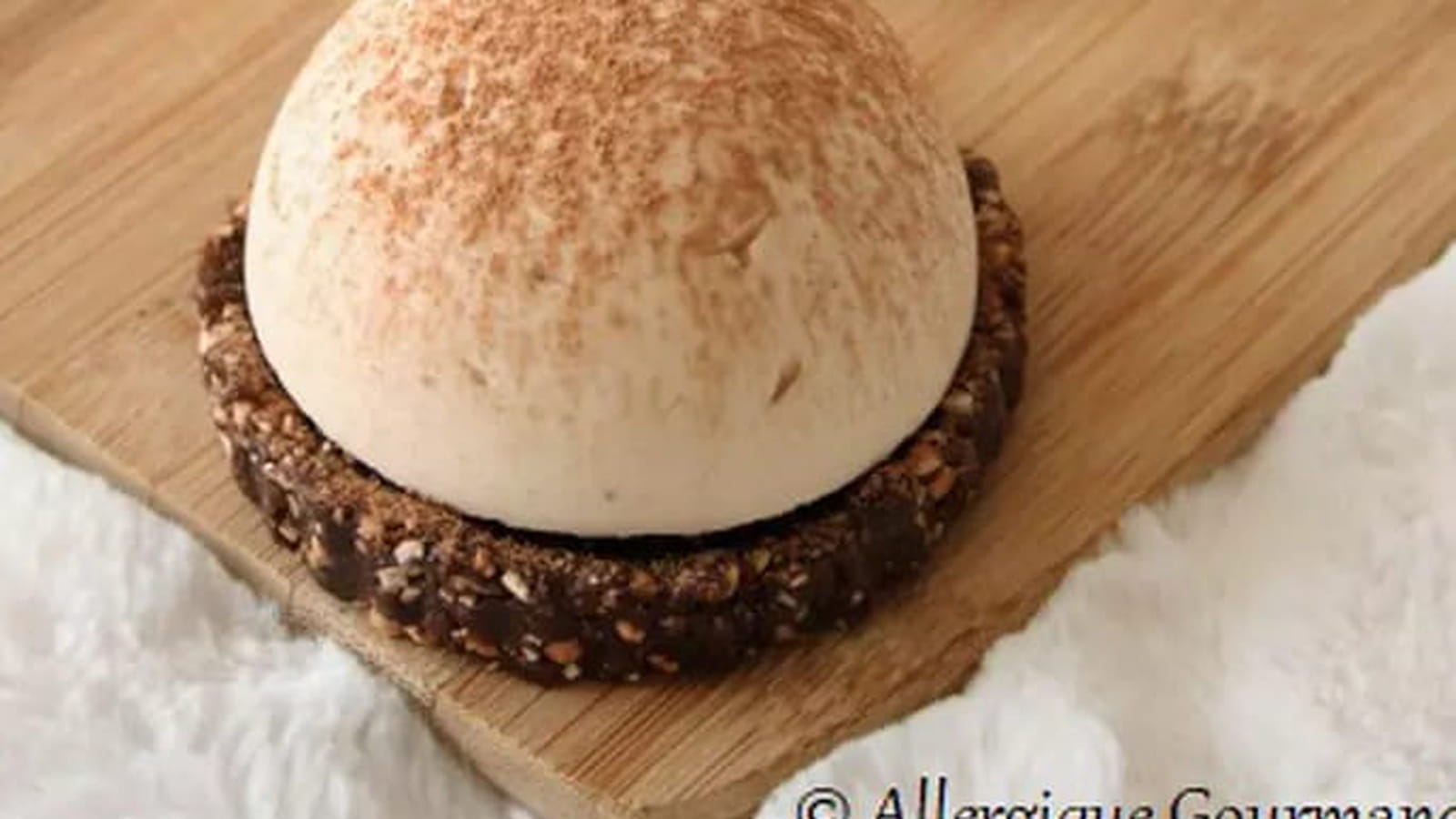 Mousse de marron sur une pâte de dattes
