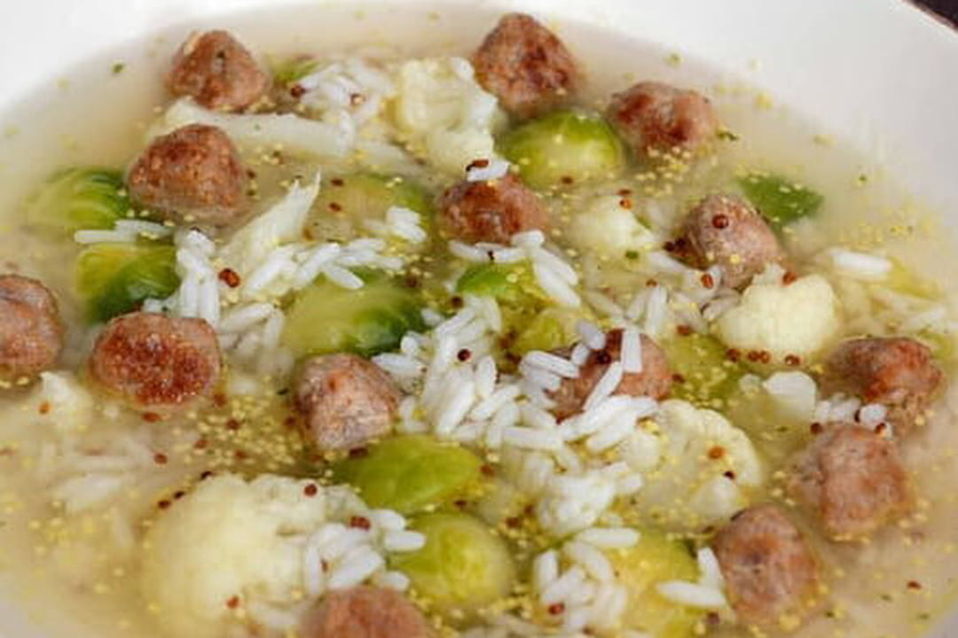 Bouillon aux deux choux, boulettes au parmesan, riz et moutarde à l