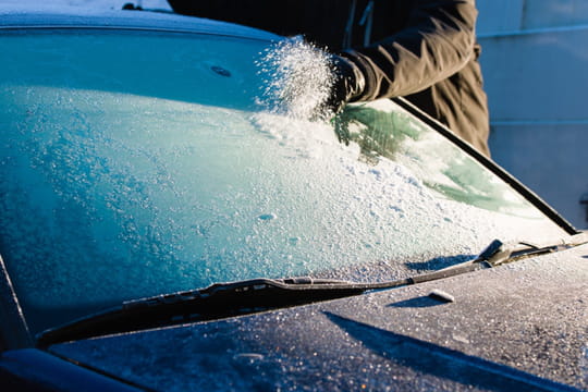 Plus besoin de gratter sa voiture chaque matin gr&acirc;ce &agrave; ce produit maison compos&eacute; de 3&nbsp;ingr&eacute;dients