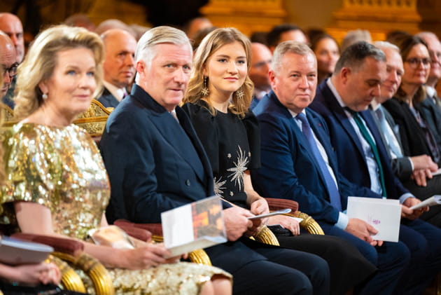 Mathilde, Philippe et Elisabeth de Belgique spectateurs enjou&eacute;s au concert de No&euml;l