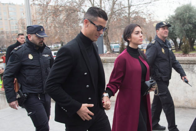 Cristiano Ronaldo quitte le tribunal de Madrid avec sa compagne Georgina Rodr&iacute;guez