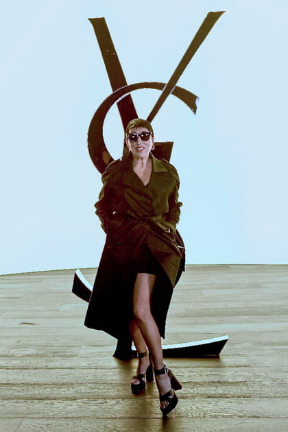 Rossy de Palma en trench noir ceintur&eacute;