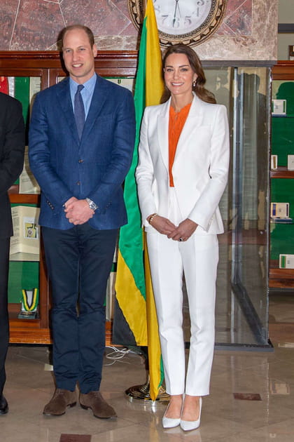 Kate Middleton en tailleur blanc et haut orange