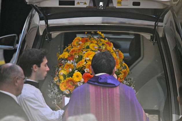 Le p&egrave;re Lequin m&egrave;ne la c&eacute;r&eacute;monie des obs&egrave;ques de Brigitte Bardot