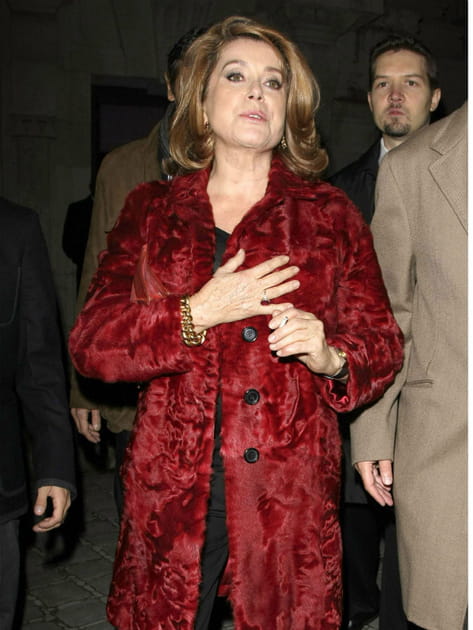 Catherine Deneuve en manteau écarlate