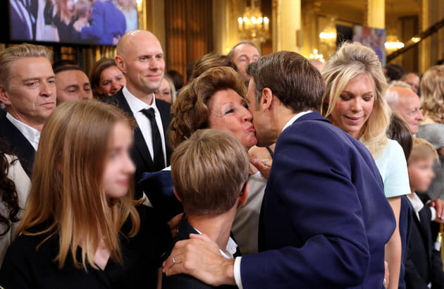 Emmanuel Macron embrasse sa m&egrave;re Fran&ccedil;oise Nogu&egrave;s lors de son investiture, le 7&nbsp;mai