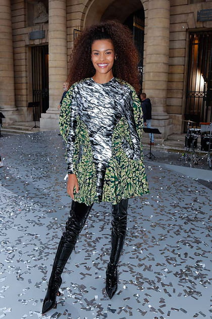 Tina Kunakey en robe imprimée et cuissardes noires