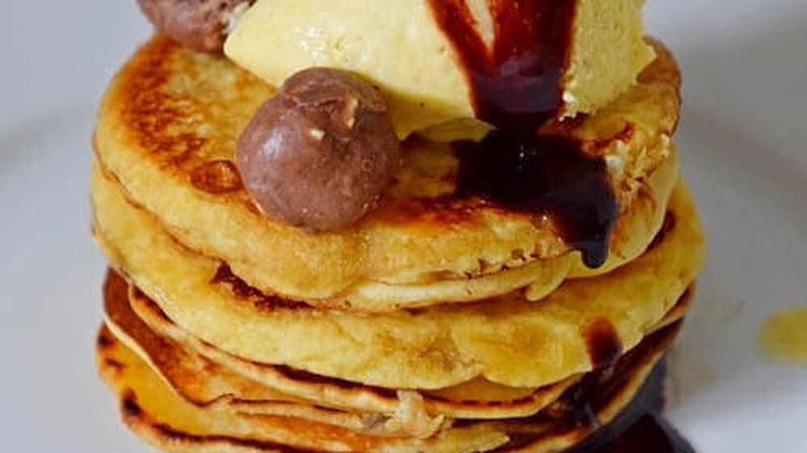 Pancakes en étages avec leur sauce au chocolat