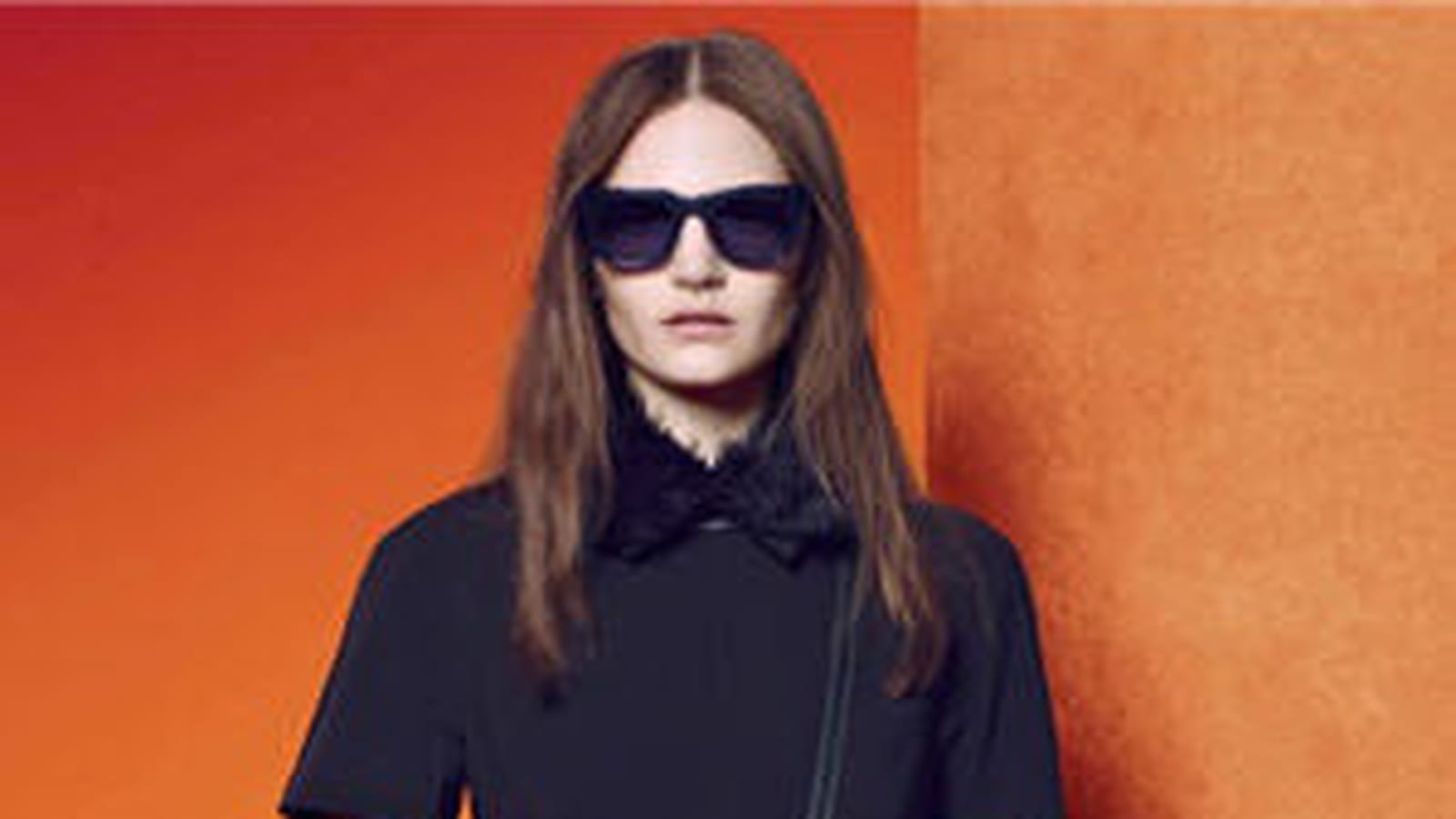 Robe noire plissée d'Antipodium chez Urban Outfitters