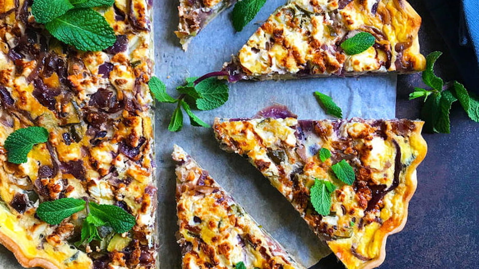 Quiche aux courgettes, oignons rouges caramélisés et feta
