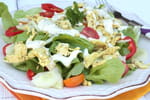 Deux fois moins calorique qu'une mayonnaise, cette sauce donne du goût aux salades composées